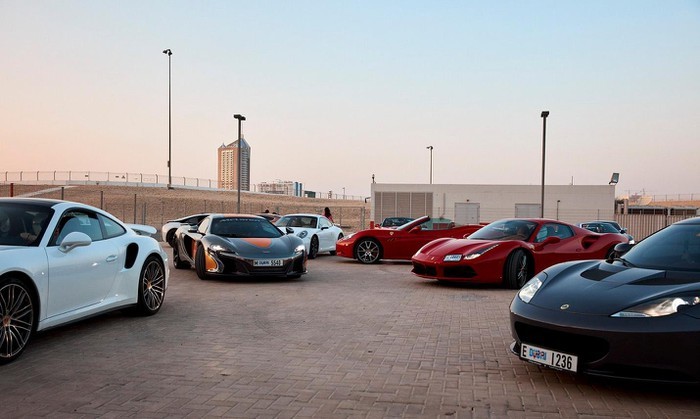 “Siêu xe đủ tiêu chuẩn là xe thuộc các dòng Porsche, Lamborghini, Rolls-Royce, Bentley, Mercedes-AMG GT Coupe, McLaren, Aston Martin, Maserati, and Bugatti. Chúng tôi cũng có một số SUV hạng sang như Bentayga và G-Wagon”, Sobati cho biết