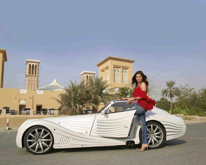 Việc này nhằm tôn vinh hình ảnh các quý bà sành điệu làm chủ vô lăng những xế hộp bạc tỷ của nhiều thương hiệu danh tiếng như Porsche, Ferrari, Lamborrghini, Rolls Royce và Bentley