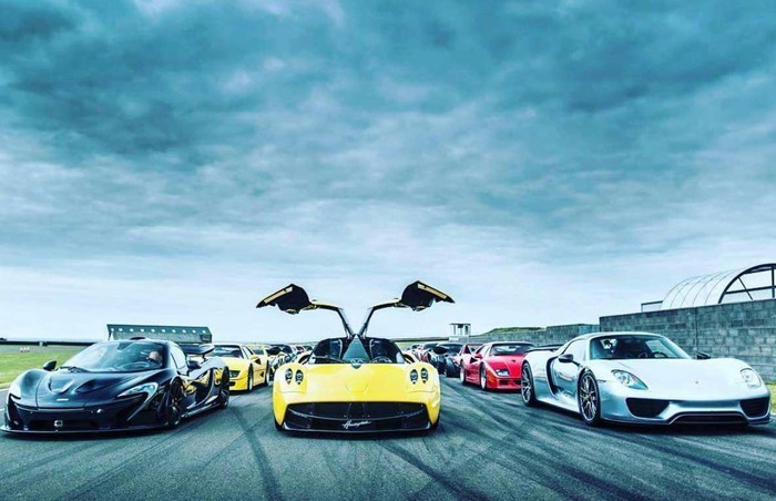 Trường đua nổi tiếng thế giới Dubai Autodrome cũng là một trong số những điểm hẹn quen thuộc của các thành viên trong câu lạc bộ này