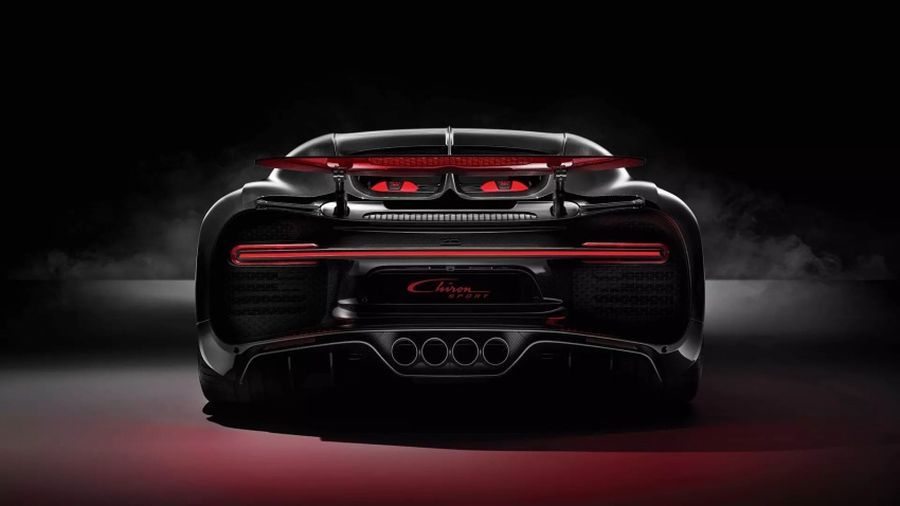 Ngoài ra, cân nặng của Chiron Sport còn được giảm bớt nhờ tấm cửa sổ kính phía sau nhẹ hơn, đi kèm hệ thống 4 ống xả mới với các đầu xả khác biệt thay vì hai ống xả như Chiron tiêu chuẩn
