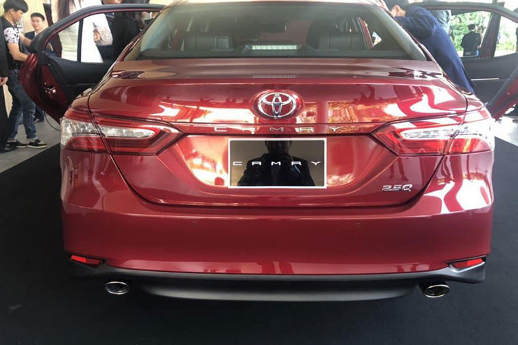 Toyota Camry 2019 có sự lột xác trong phong cách thiết kế. Phần đầu xe với lưới tản nhiệt hình chữ X cỡ lớn kết hợp cùng hệ thống đèn chiếu sáng công nghệ mới Hi-LED