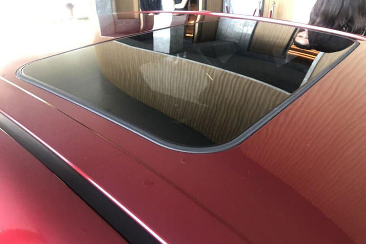 Toyota Camry 2.5Q 2019 mới cũng được trang bị cửa sổ trời. Đây là điểm đặc biệt so với các phiên bản đang bán ra tại thị trường Việt Nam