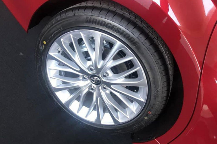 Toyota Camry 2.5Q 2019 sở hữu bộ mâm đa chấu màu xám với kích thước 18 inch cùng lốp Bridgestone. Phần đuôi xe với đèn hậu dạng Led cùng thiết kế mềm mại và tinh tế