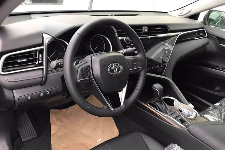 Nội thất Camry 2.5Q 2019 vẫn giữ nguyên phong cách sang trọng như các đời trước với nhiều chi tiết bọc da, ốp gỗ. Thiết kế khoang nội thất này cũng mang tới sự trẻ trung và hiện đại hơn
