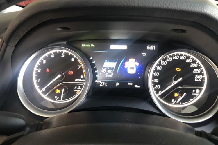 Các option cao cấp được trang bị trên Camry 2.5Q 2019 như ghế lái chỉnh điện tích hợp nhớ 2 vị trí, gương chiếu hậu gập và chỉnh điện, có chức năng tự gập khi khoá xe. Hệ thống âm thanh 9 loa JBL, điều hoà tự động 3 vùng độc lập. Ngoài ra còn có sưởi kính trước và sau