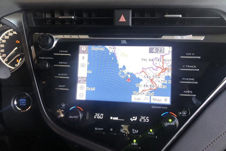 Xe cũng được trang bị hai đồng hồ Analog hai bên cùng một màn hình LCD ở giữa dễ nhìn và hiện đại. Màn hình giải trí trung tâm LCD với cách bố trí hợp lý và đơn giản tích hợp bản đồ định vị... Hàng ghế sau cũng được chỉnh điện để giúp người ngồi có cảm giác thoải mái hơn