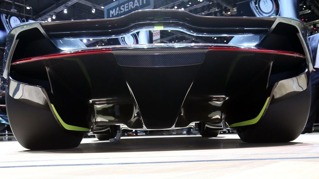 Mọi chi tiết đều được thiết kế và gia công từ những vật liệu nhẹ và bền như carbon để giúp giảm tối đa trọng lượng của xe