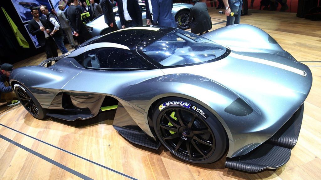 Khu vực trung tâm chỉ có duy nhất 1 màn hình và cửa gió điều hòa phía dưới. Hai bên cột A cũng có hai màn hình có nhiệm vụ thay thế cho cặp gương chiếu hậu, đây cũng là cách làm rất thông minh để tăng tính khí động học đồng thời giảm được trọng lượng xe