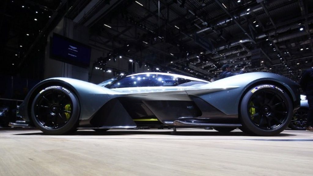 Chưa dừng lại ở đó, Aston Martin còn sử dụng thêm một hệ thống mới áp dụng công nghệ hybrid kiểu KERS như trên xe đua F1 để hỗ trợ thêm sức mạnh cho chiếc xe