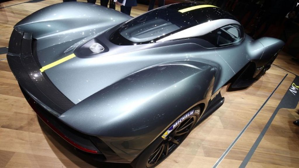 Siêu phẩm Valkyrie được tăng thêm sức mạnh với tổng công suất tối đa đạt được lên tới 1160 mã lực và mô-men xoắn cực đại 900 Nm. Với những tiết lộ đầy ấn tượng như vậy, chắc chắn Aston Martin Valkyrie sẽ không làm khách hàng phải thất vọng khi “cầm cương” chiếc xe này