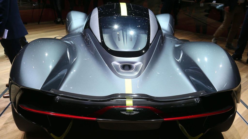 Bên cạnh sự ấn tượng về động cơ, Valkyrie còn gây chú ý bởi thiết kế ngoại thất cực kì tương lai, tưởng chừng đây như một siêu xe bước ra từ những bộ phim khoa học viễn tưởng