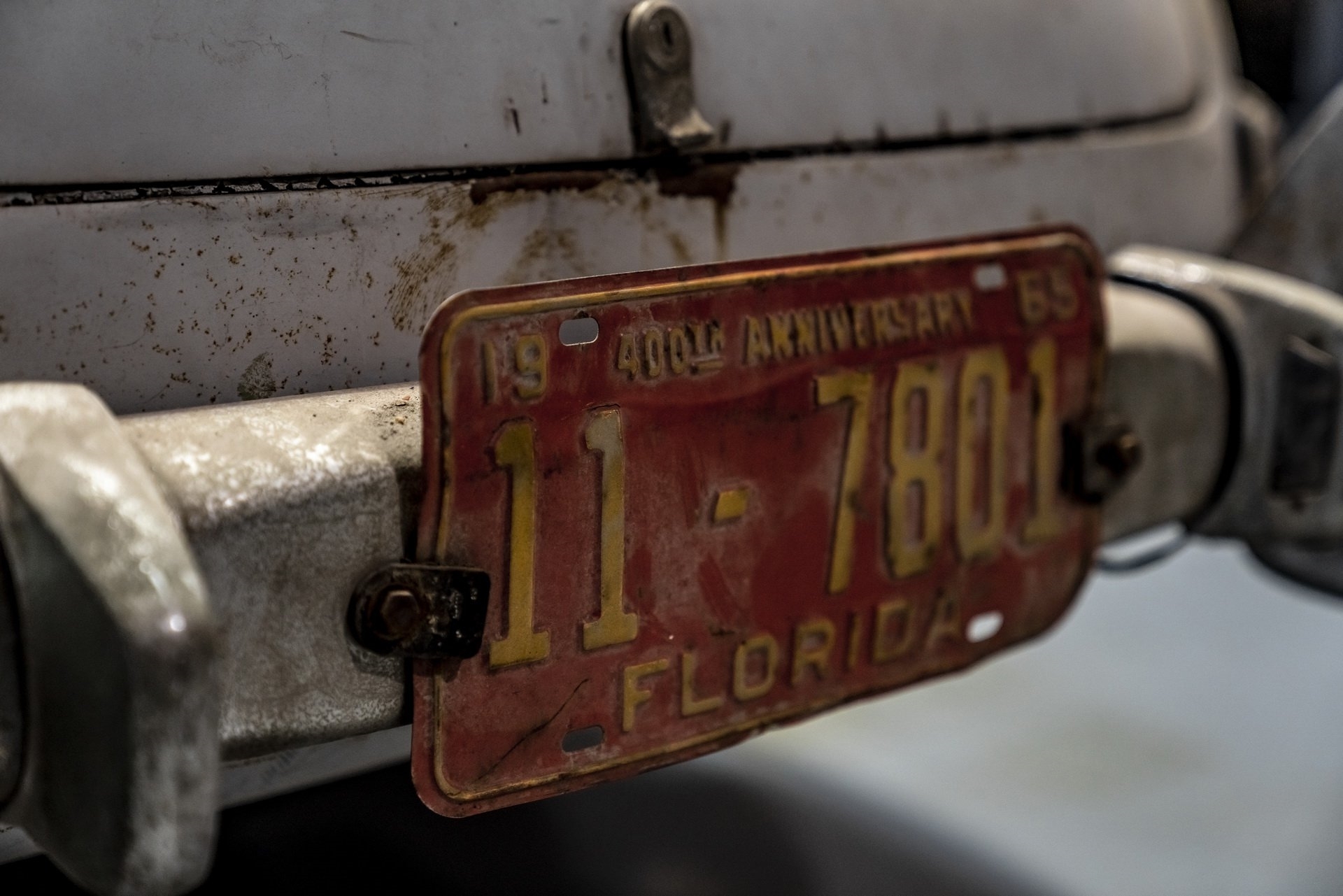 Xe có nhiều chi tiết đặc biệt được làm thủ công như cần số gooseneck, ống xả ba cánh huy hiệu ngôi sao và nắp van bằng sơn magie