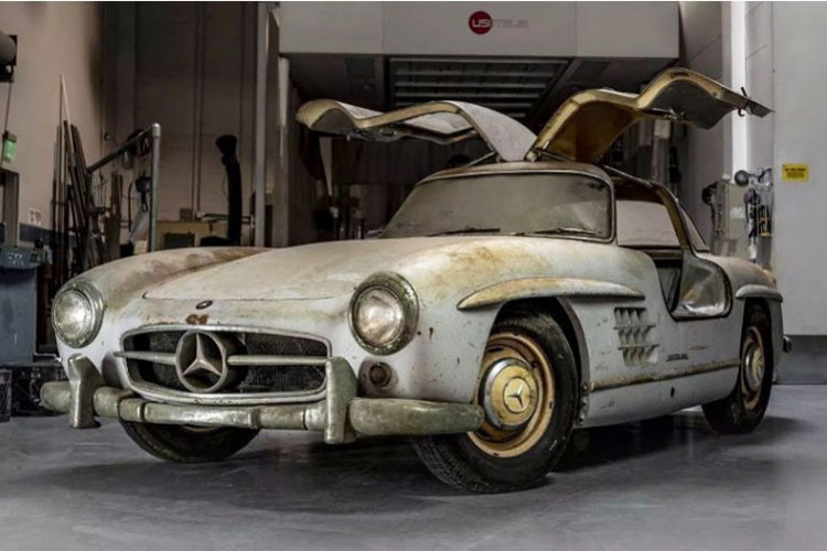 Ở hai mẫu xe Mercedes-Benz Gullwings 300SL cổ điển này, sức hấp dẫn nằm ở số khung, số máy liên tiếp nhau. Chiếc thứ nhất được tìm thấy vào cuối năm 2018. Số khung của nó là 43 và được sản xuất vào năm 1954