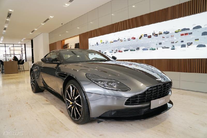 Chiếc Aston Martin DB11 đầu tiên về Việt Nam có màu sơn xám ở ngoại thất cùng bộ mâm của xe đa chấu có thiết kế dạng xoáy, bên dưới là cùm phanh màu vàng nổi bật tạo nên sự tương phản với màu sơn của thân xe
