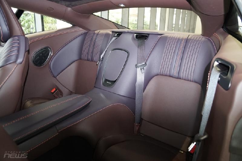 Phần ghế xe thể thao với các chi tiết da được may đẹp mắt. Ngoài ra DB11 còn là mẫu siêu xe thể thao hiếm hoi được trang bị hàng ghế thứ hai, mặc dù hàng ghế này khá nhỏ và chỉ phù hợp với trẻ em