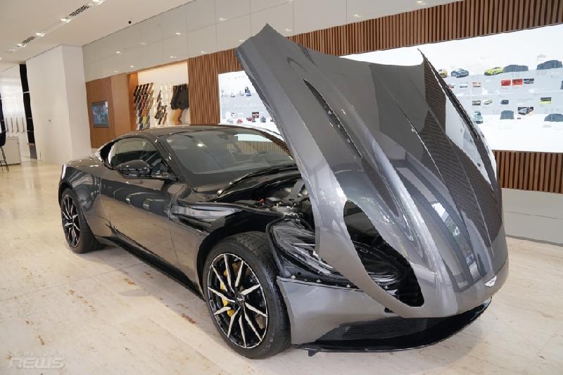 Hiện tại nhà phân phối Aston Martin tại Việt Nam vẫn chưa công bố giá bán chính thức cho mẫu siêu xe này. Tại thị trường nước ngoài, Aston Martin DB11 được bán với giá 210.000 USD