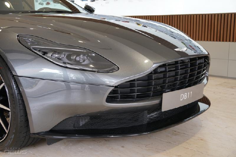 Đặc biệt, phiên bản sử dụng động cơ V8 nhẹ hơn tới 115 kg so với phiên bản động cơ V12, điều này giúp DB11 có khả năng lái linh hoạt hơn