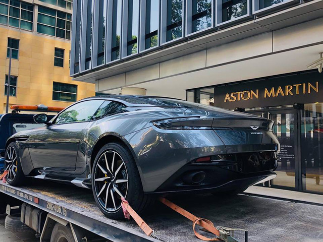 Aston Martin DB11 V8 có thể tăng tốc từ 0-100 km/h trong 4 giây và tốc độ tối đa là 301 km/h, tức tăng tốc chậm hơn 0,1 giây và tốc độ tối đa thấp hơn 21 km/h so với phiên bản động cơ V12