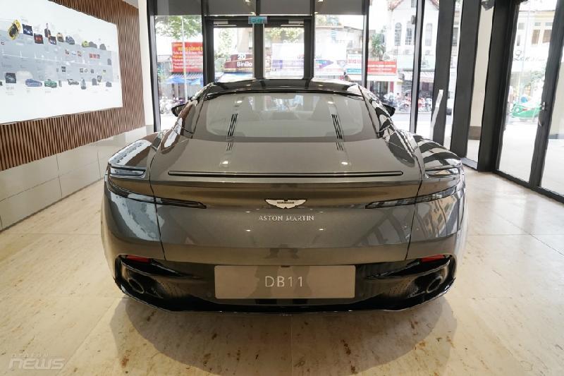 Trong khi đó phần đuôi xe thu hút bởi hệ thống đèn nhỏ, tinh tế và vô cùng sắc sảo có thiết kế nằm chìm gọn gàng vào trong thân xe