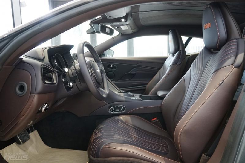 Về nội thất, các nhà thiết kế của Aston Martin đã chăm chút chi tiết bên trong chiếc DB11