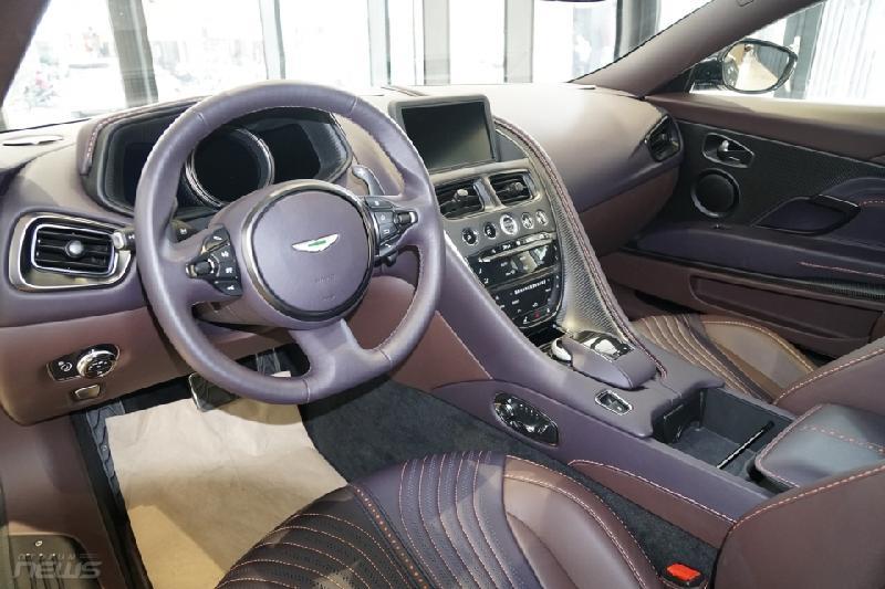 Có thể thấy cả không gian nội thất của xe được bọc hoàn toàn bằng da cao cấp từ bảng táp-lô, tay nắm cửa và ngay cả trần xe