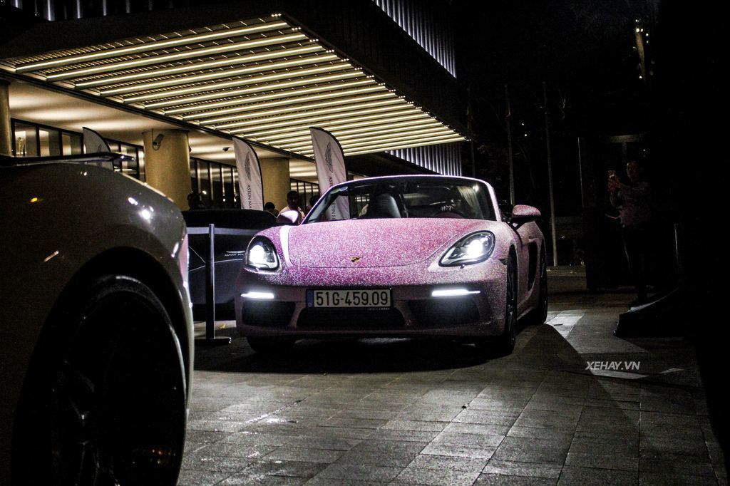 Trong đó có 3 chiếc Ferrari 488 GTB, 3 chiếc Lamborghini Aventador, 2 chiếc Lamborghini Huracan. Ngoài ra còn có 1 chiếc Mclaren 650S Spider và một số chiếc xe sang khác như: Bentley, Porsche 718 Cayman, Maserati và Range Rover