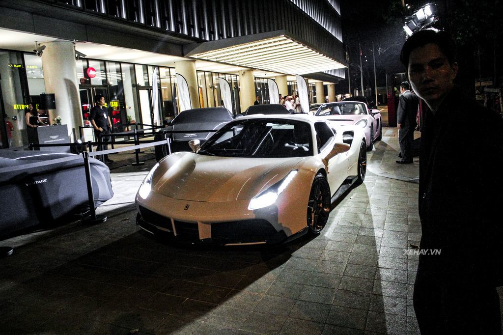 Buổi lễ ra mắt của Aston Martin còn có sự tham dự của dàn 10 chiếc siêu xe của các khách mời