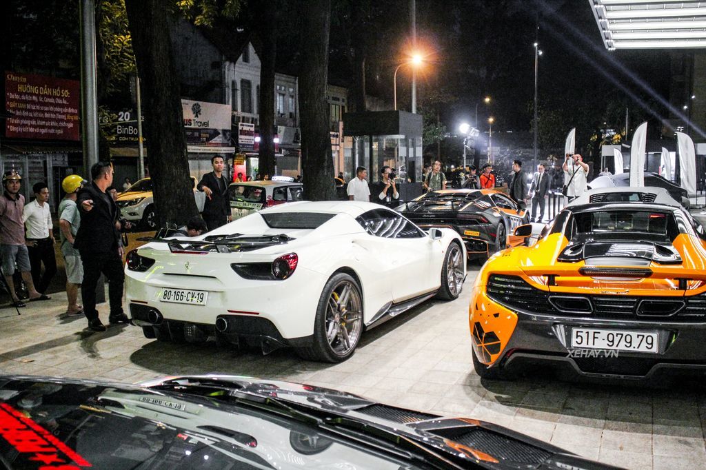 Lễ ra mắt có sự xuất hiện của 5 chiếc Aston Martin và rất nhiều siêu xe ở Sài Gòn