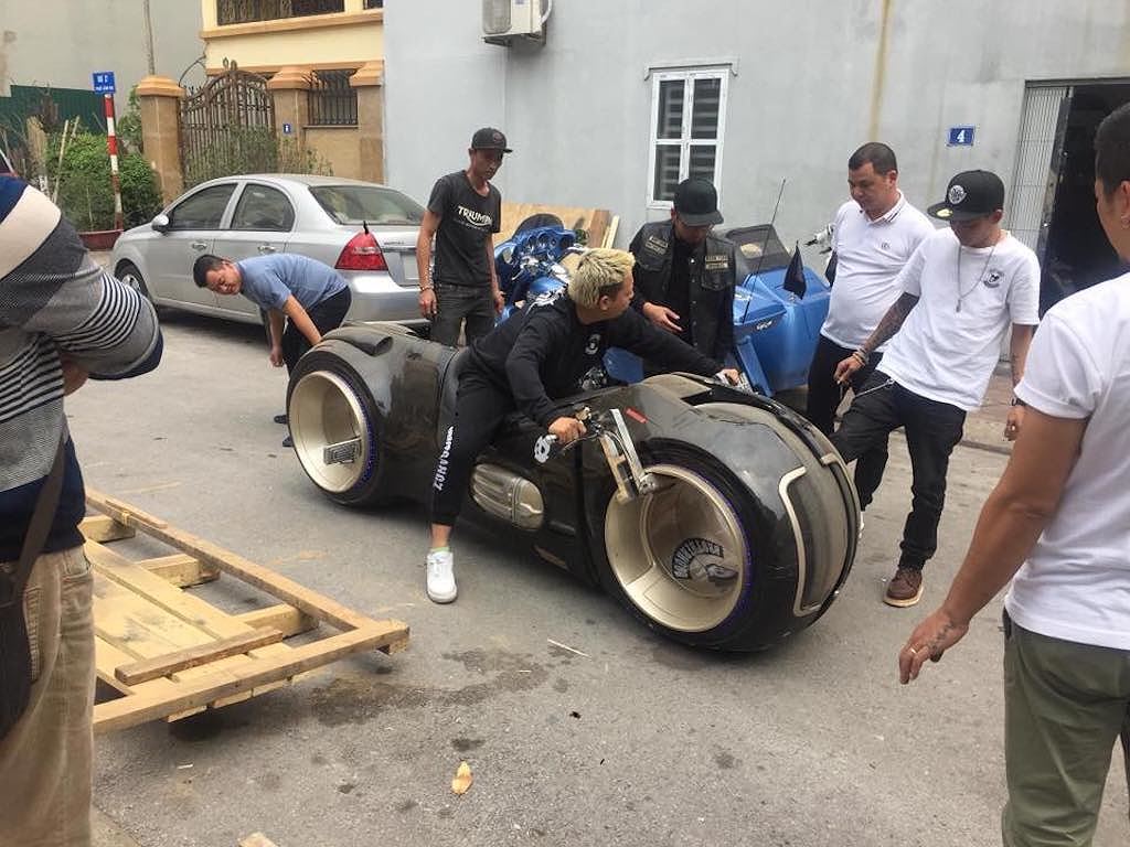 Đức “Tào Phớ” là người khui thùng chiếc siêu mô tô Tron Light Cycle đầu tiên tại Việt Nam