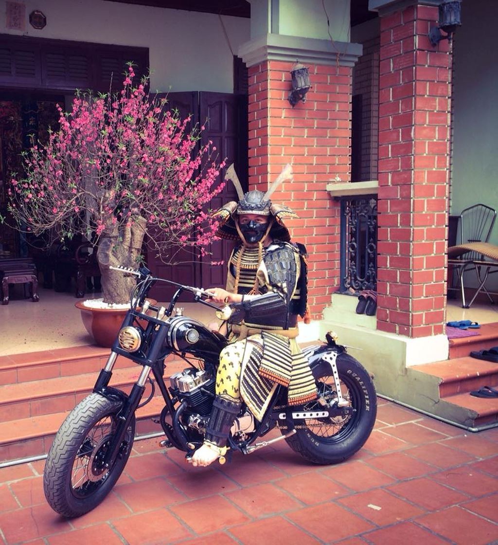 Đây là hình ảnh anh chàng xuất hiện trong bộ đồ samurai Nhật và "cưỡi" Honda Rebel