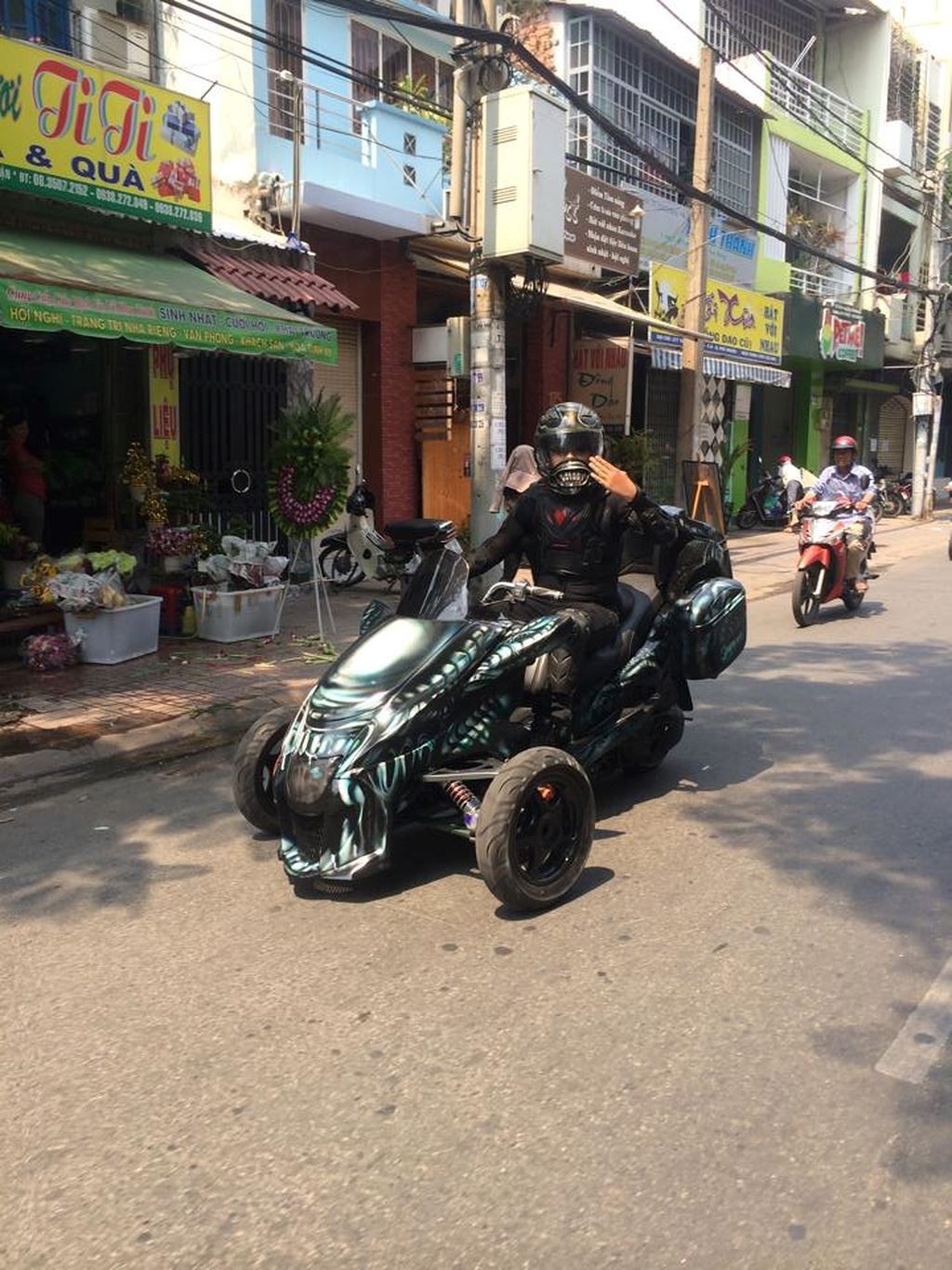 Chiếc Yamaha Majesty 135cc độ 3 bánh với phần đầu xe lấy cảm hứng từ người ngoài hành tinh