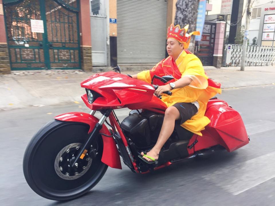 Bức ảnh chụp lại khi dân chơi này mặc trang phục của Đường Tăng lái mẫu Honda Fury