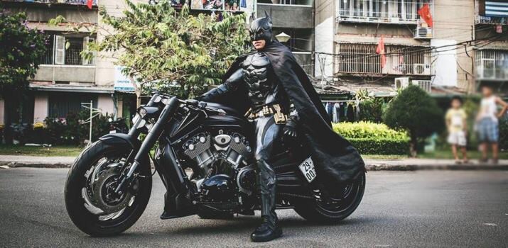 Chàng biker siêu "ngầu" khi khoác lên mình bộ trang phục Batman và xuất hiện cùng Harley-Davidson V-Rod cực chất
