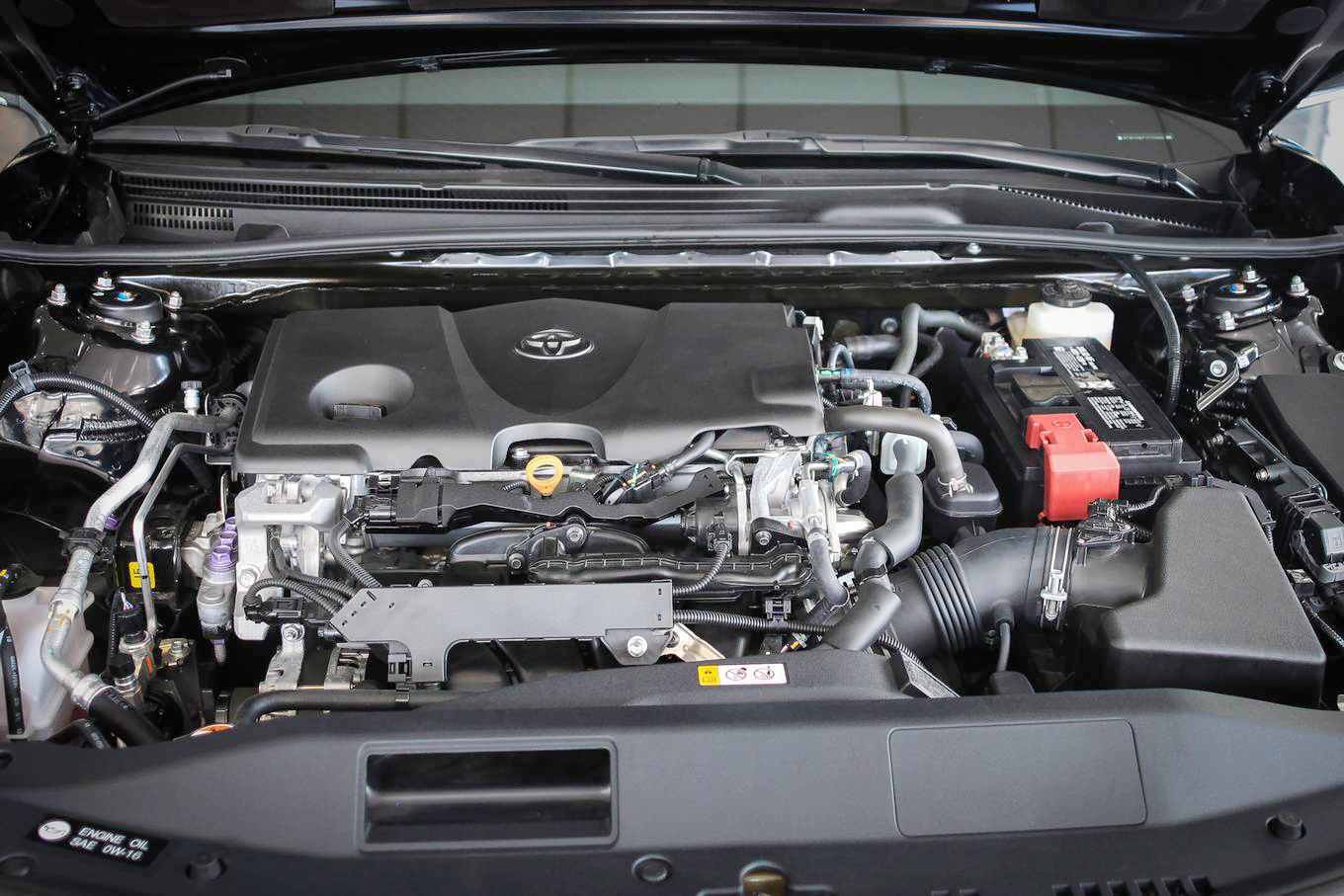 Phiên bản Camry mới nhập về là bản động cơ 2.5L đi kèm hộp số 8 cấp có công suất 203 mã lực