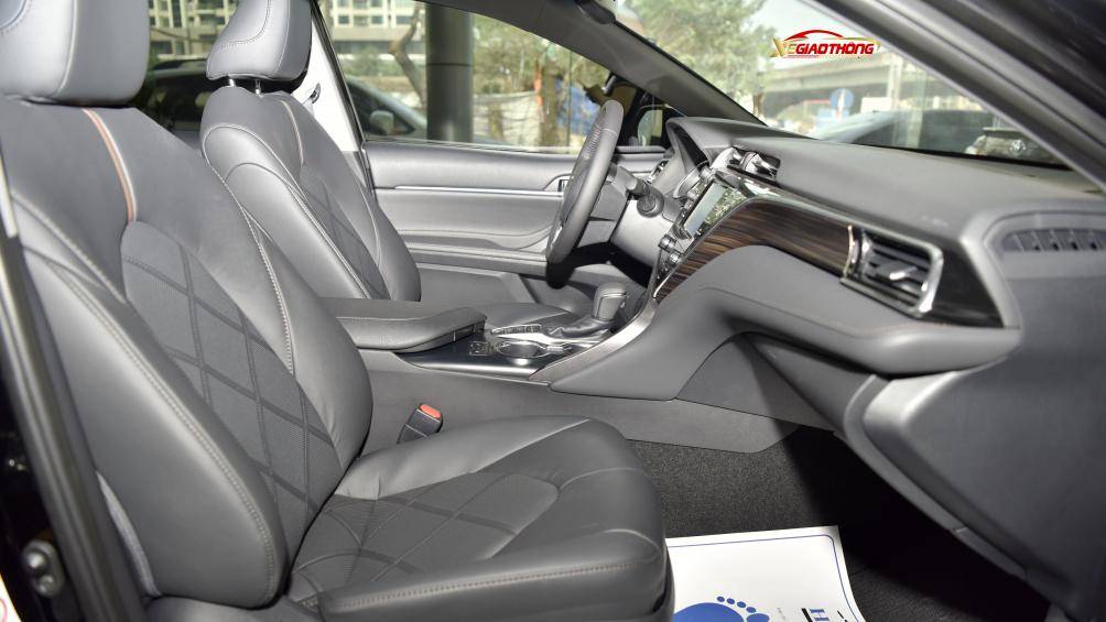 Nội thất xe màu xám với các chi tiết trang trí bắt mắt