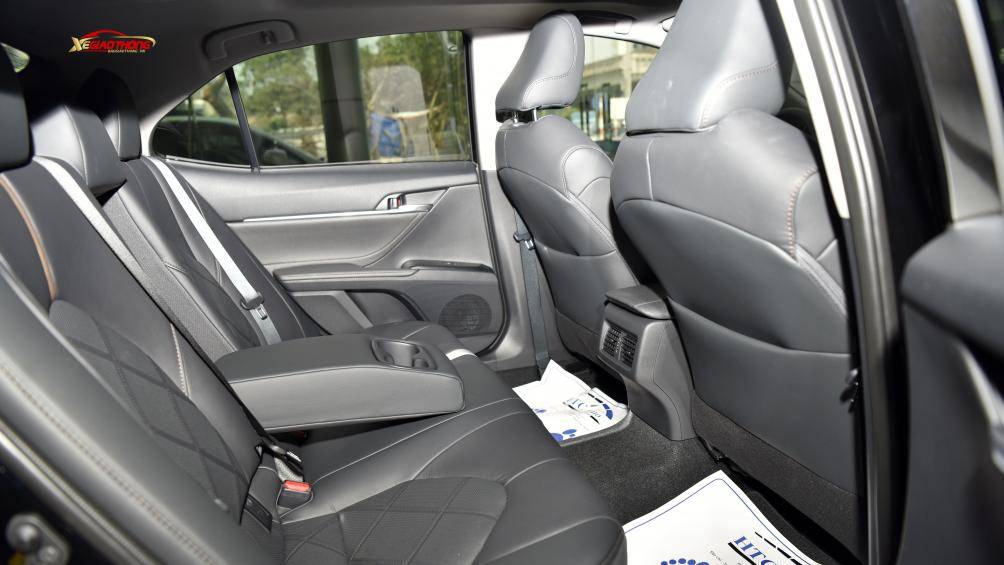 Khoang sau rộng rãi, có bệ tì tay và cửa gió điều hoà sau