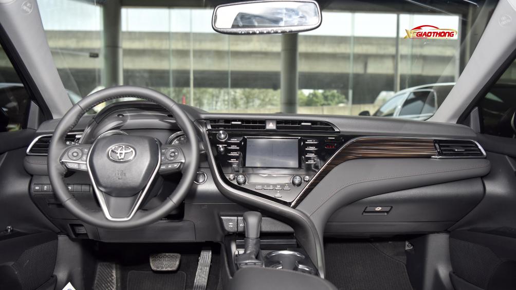 Bảng điều khiển trung tâm có màn hình cảm ứng lớn và các chi tiết ốp gỗ