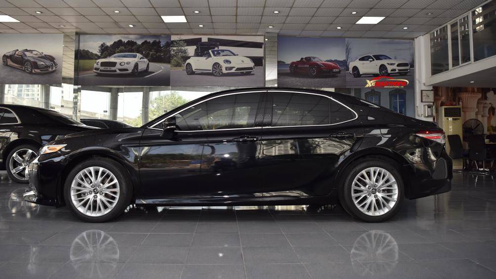 Mẫu sedan có kích thước dài, rộng, cao lần lượt 4.879 x 1.838 x 1.430 mm. Trục cơ sở xe đạt 2.824 mm