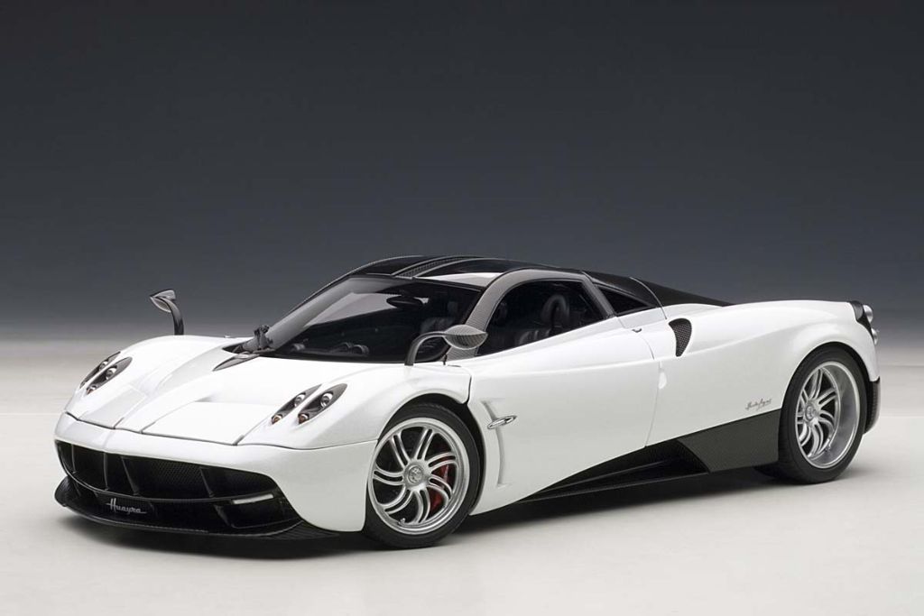 Chiếc xe có giá khoảng 1,5 triệu USD với động cơ sản sinh 730 mã lực và 1.000 Nm mô-men xoắn. Siêu xe Pagani Huayra sử dụng hộp số tuần tự bảy cấp độ và một ly hợp đĩa đơn