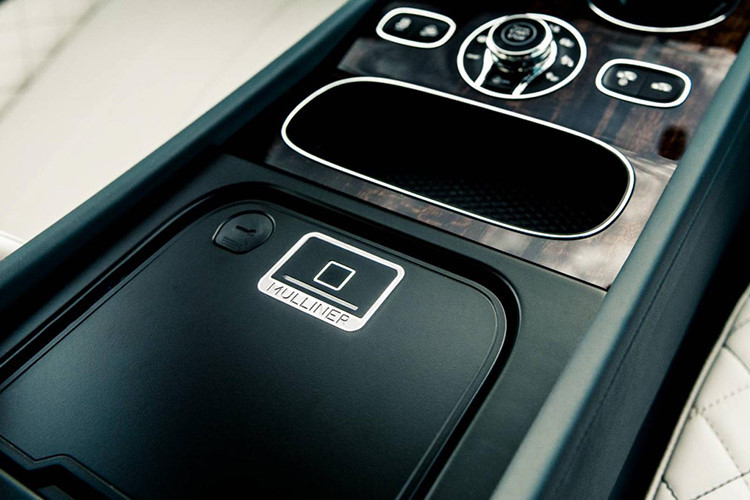 Đặc biệt, Bentley Bentayga Pearl Of The Gulf được trang bị két sắt an toàn, mở bằng vân tay, để chủ nhân có thể cất giữ những viên ngọc trai của mình