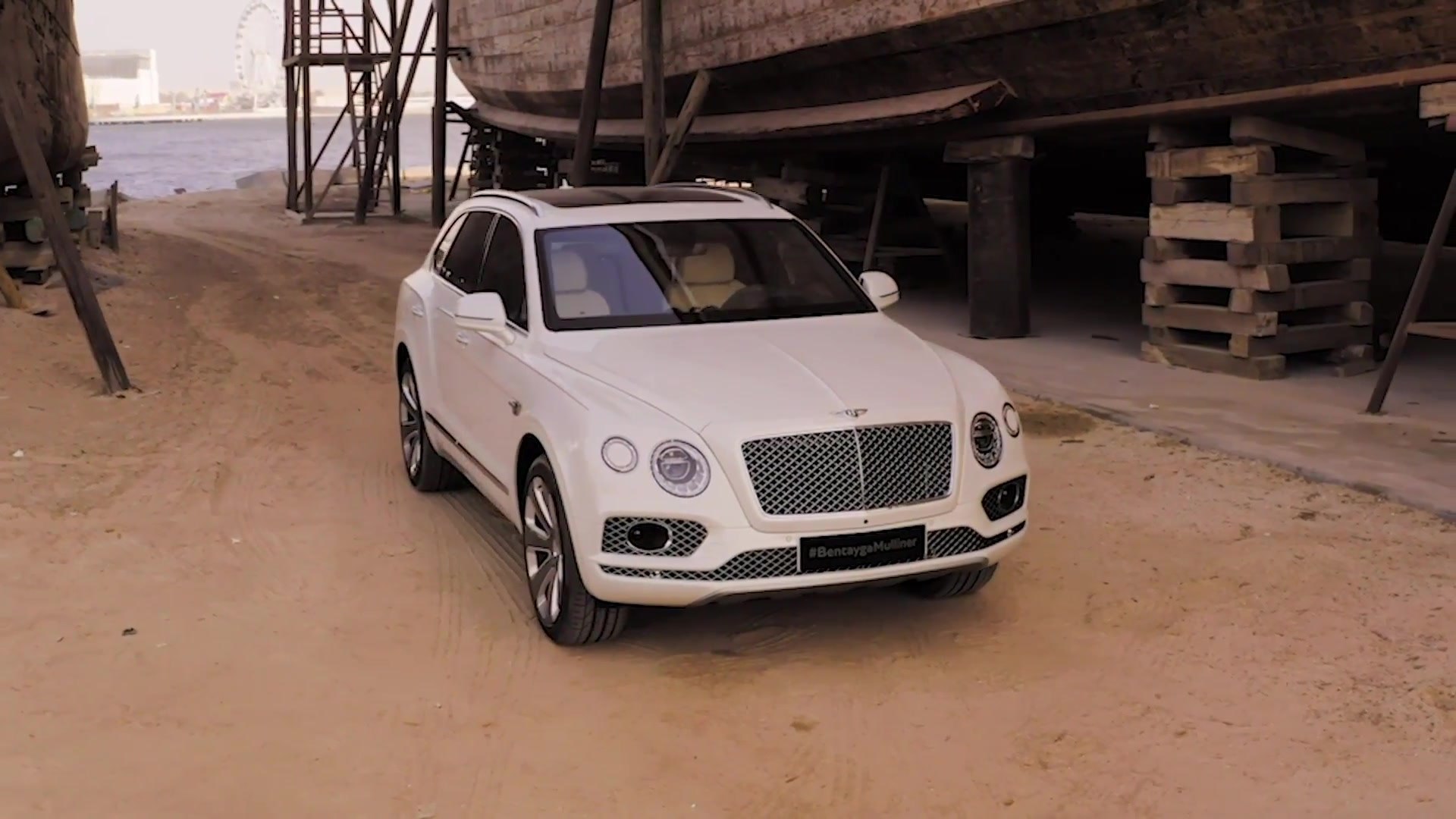 Ở bệ tì tay trung tâm còn tích hợp ngăn chứa đồ an toàn bằng nhôm đúc áp suất cao, được dùng để cất những đồ giá trị khi chủ nhân ra khỏi xe hoặc giao chìa khóa cho nhân viên đỗ xe