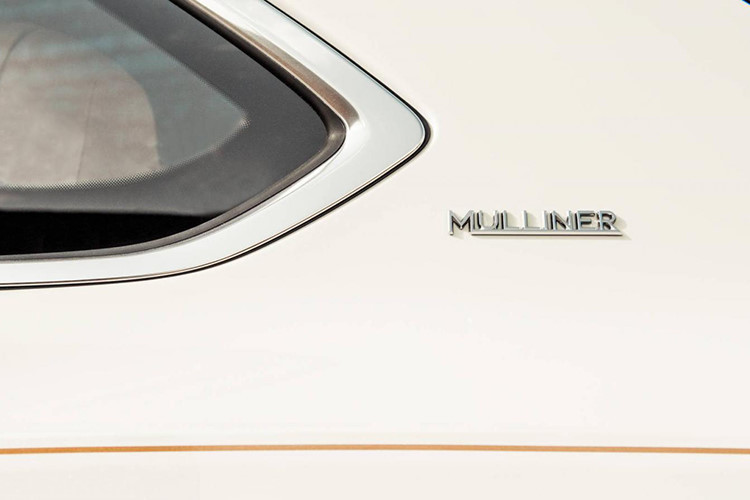 Một số chi tiết nổi bật ở ngoại thất bao gồm đèn pha và hậu dạng LED thiết kế cắt vát rất đặc trưng của Bentley đi kèm với đèn LED chạy ban ngày khá ấn tượng. Thân xe có sự xuất hiện của nhiều đường gân mạnh mẽ