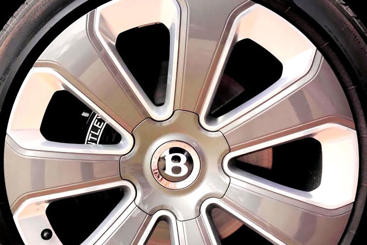 Theo hãng Bentley, Bentayga Pearl Of The Gulf được phát triển theo đơn đặt hàng của một khách hàng tại Trung Đông, chính vì vậy mà nội thất cua xe phải thuộc hàng độc đáo và mang chất sang trọng riêng biệt