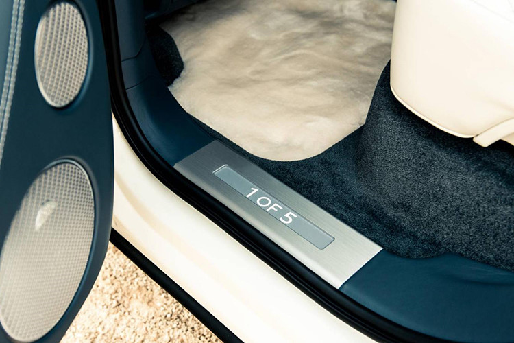 Đáp ứng yêu cầu của đại gia này, hãng Bentley đã trang bị không gian nội thất cá nhân hóa cho Bentayga Pearl Of The Gulf với chi tiết ốp gỗ bạch đàn màu tối được khắc hình ảnh đoàn thuyền đi lặn ngọc trai. Trong đó, hình ảnh đoàn thuyền này được khảm xà cừ