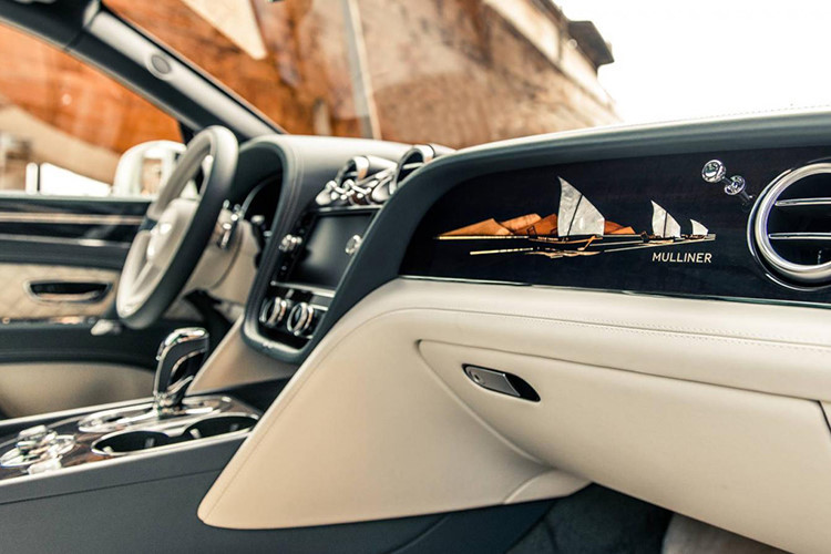 Ngoài ra, nội thất sang trọng bên trong Bentley Bentayga Pearl Of The Gulf còn được bọc bằng chất liệu da cao cấp màu trắng đục và xanh thẫm. 2 màu sắc này có vẻ như lấy cảm hứng từ vẻ đẹp tự nhiên của ngọc trai