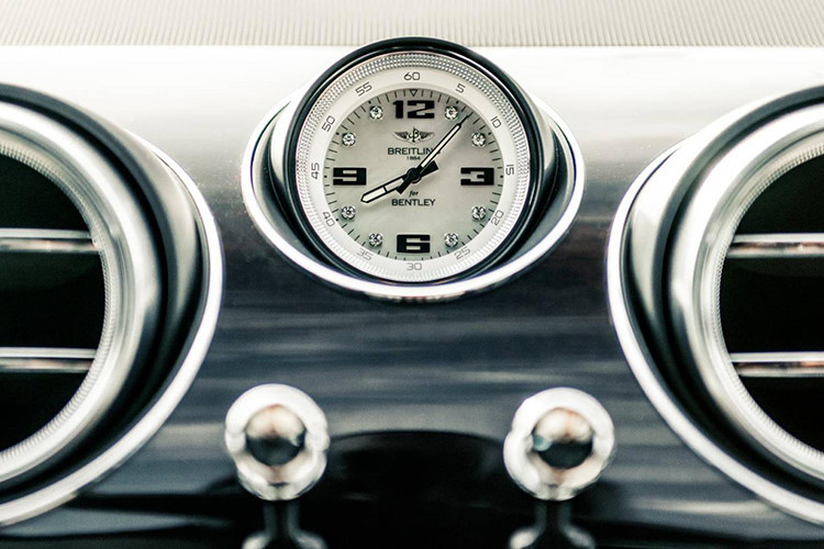 Trên ghế và mặt cửa còn có chỉ khâu màu tương phản. Thêm vào đó là những chi tiết thêu bằng chỉ màu vàng kim và đồng hồ báo giờ khảm xà cừ của thương hiệu Breitling trên mặt táp-lô