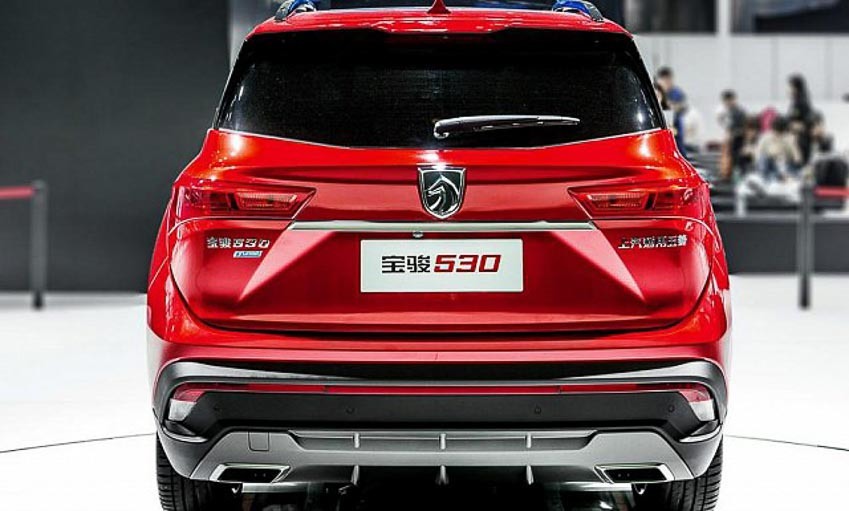 Điểm khác biệt duy nhất giữa Chevrolet Captiva mới so với hai mẫu xe Trung Quốc đến từ lưới tản nhiệt với những thanh ngang tích hợp đường viền mạ crôm cùng logo đặc trưng của thương hiệu Chevrolet