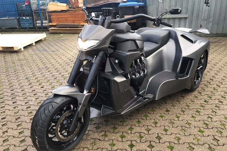 Chiếc xe Boss Hoss độ Lamborghini Aventador có thiết kế mang phong cách đặc biệt này là sản phẩm được đặt hàng riêng bởi một tín đồ đam mê môtô tại Thụy Sĩ