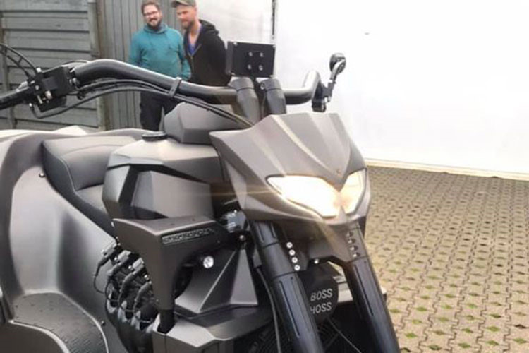 Từng chi tiết đều được tạo dáng sao cho giống với siêu xe nước Ý nhất có thể như là đuôi lướt gió lớn, ống xả hình lục giác và cụm đèn hậu LED tạo hiệu ứng ánh sáng hình mũi tên y hệt với Lamborghini Aventador