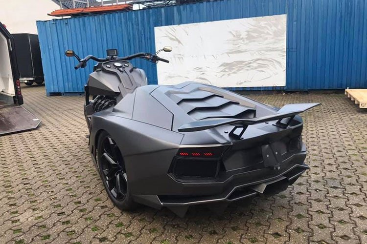 Chi tiết giúp chiếc siêu mô tô Boss Hoss trở nên độc đáo và hiếm có nhất trên thế giới đó chính là phần đuôi xe. Thay vì tạo thêm những vị trí cho người ngồi phía sau thì toàn bộ phần đuôi của chiếc xe này được thiết kế y hệt với đuôi của siêu xe Lamborghini Aventador